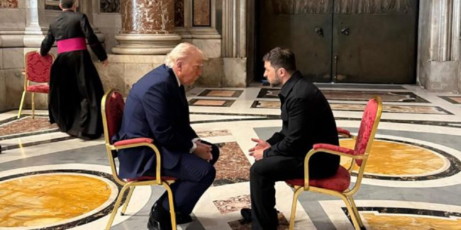 Lo scatto che immortala Trump e Zelensky, uno spiraglio di luce nella giornata più “buia”