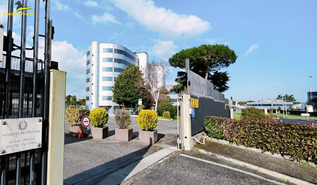 Chiede alla Regione il rimborso del 50% del prezzo di voli mai effettuati: 26enne accusato di truffa