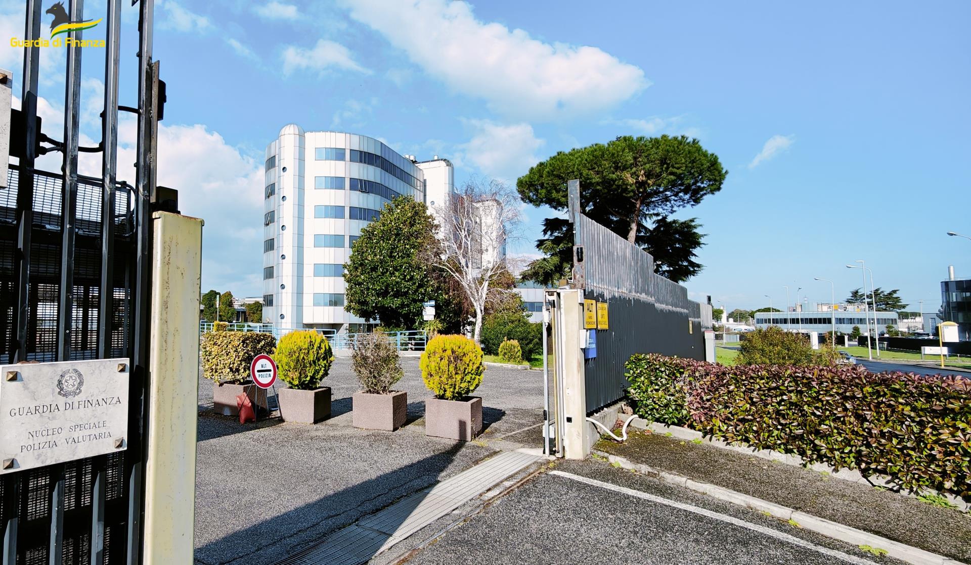 Chiede alla Regione il rimborso del 50% del prezzo di voli mai effettuati: 26enne accusato di truffa