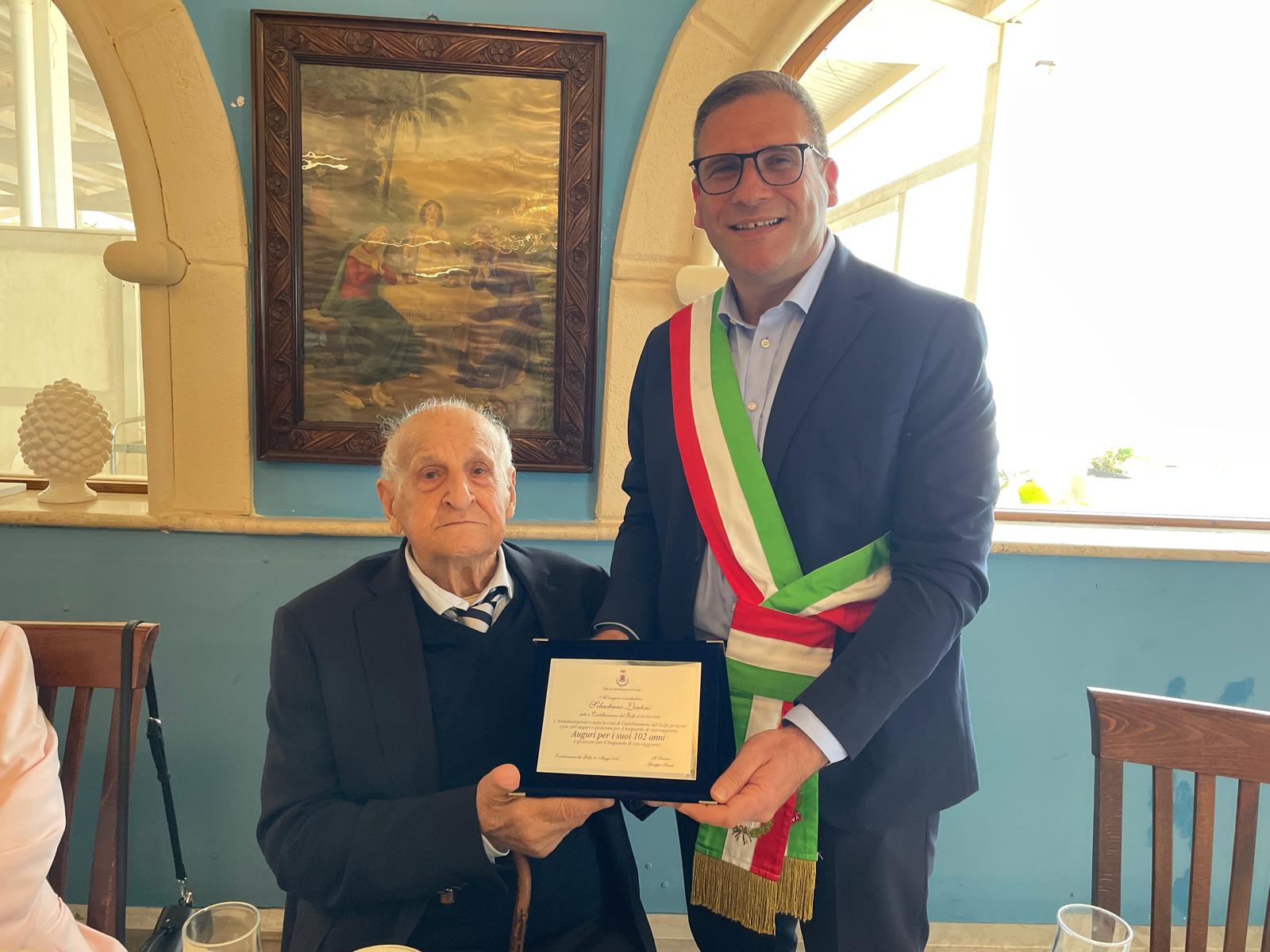 A 102 anni rinnova la patente: festa a Castellammare