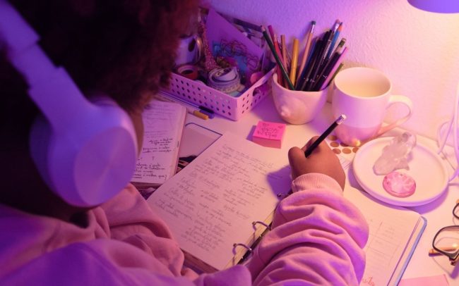 Studiare con la musica di sottofondo, quando una playlist diventa la propria “comfort zone”