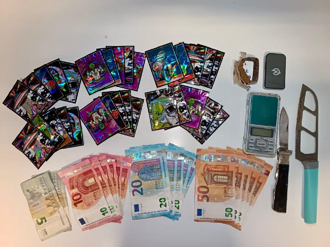 Droga, coltelli e bilancini: la “stupefacente” cameretta di un 17enne