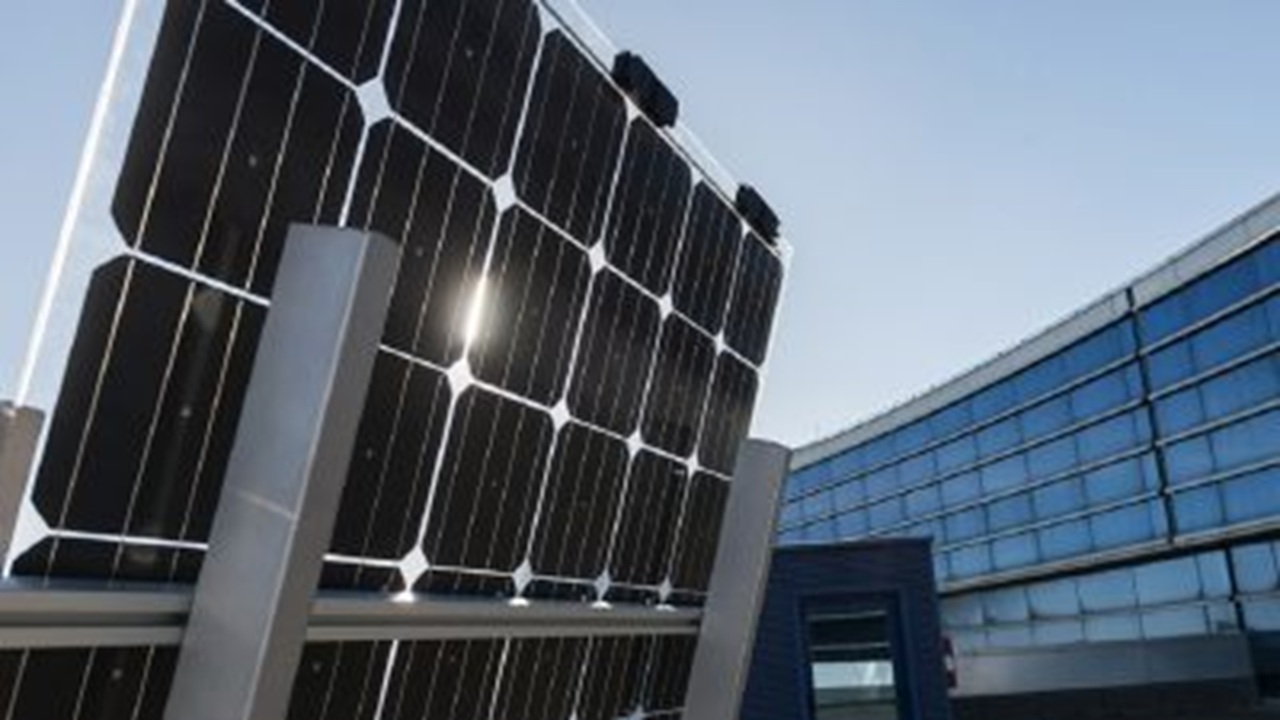 3Sun simbolo della nuova Europa: decarbonizzazione e lavoro al centro della visita di Stéphane Séjourné a Catania