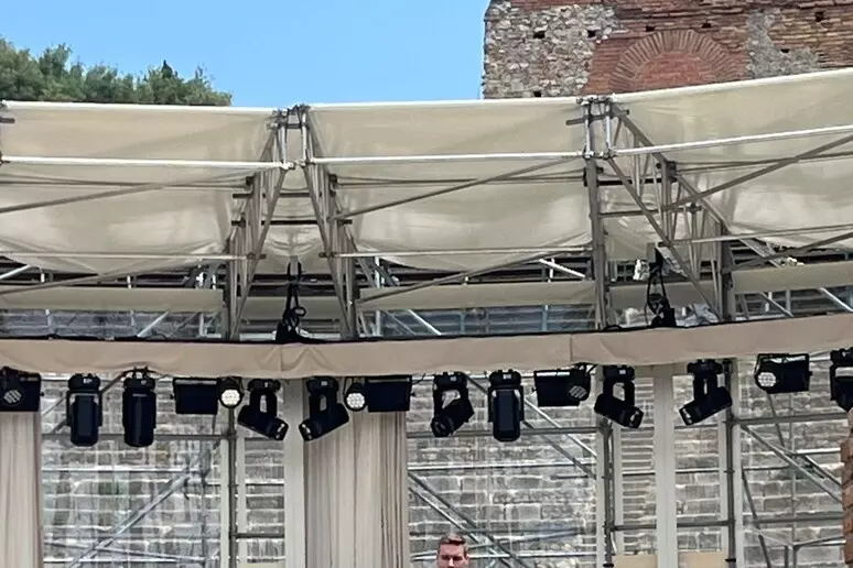 Taormina, turisti infuriati al Teatro Greco: “Paghiamo per visitare un cantiere”