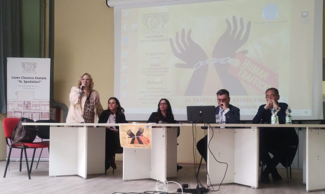 Al Liceo “Spedalieri” di Catania un convegno sulla tratta degli esseri umani: “Un fenomeno vicino, ma invisibile”