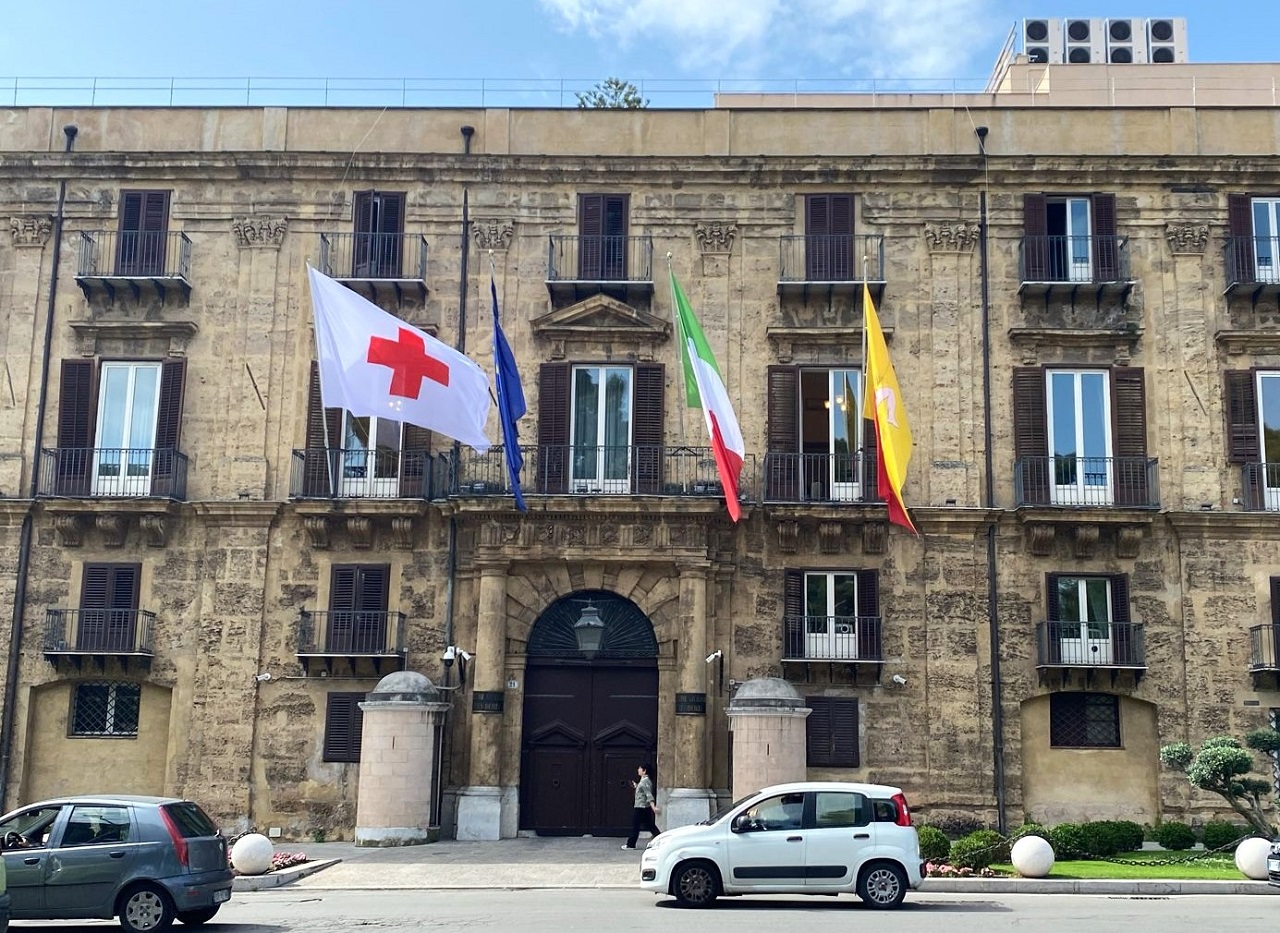 Giornata mondiale della Croce rossa, sventola la bandiera a Palazzo d’Orleans