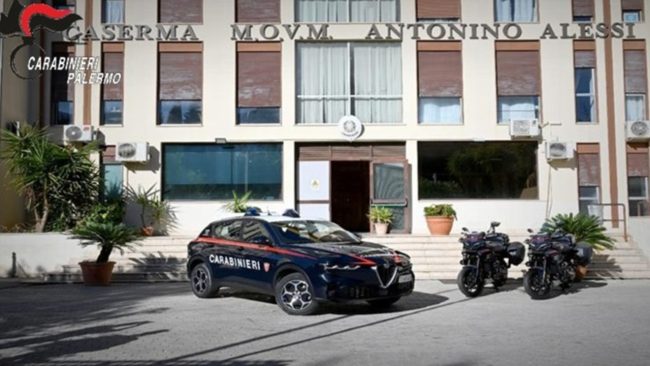 Droga nascosta nel frigorifero di casa: denunciato un palermitano