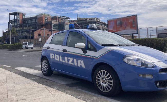 Catania, si spoglia davanti ad una donna e la insegue: arrestato 19enne