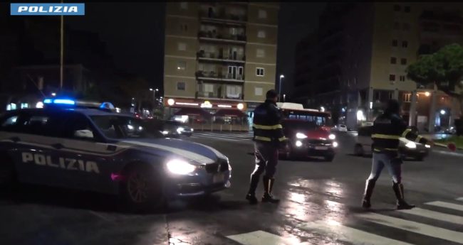 Corse turistiche con taxi abusivi: sanzionati 4 finti autisti, patenti ritirate e veicoli sequestrati