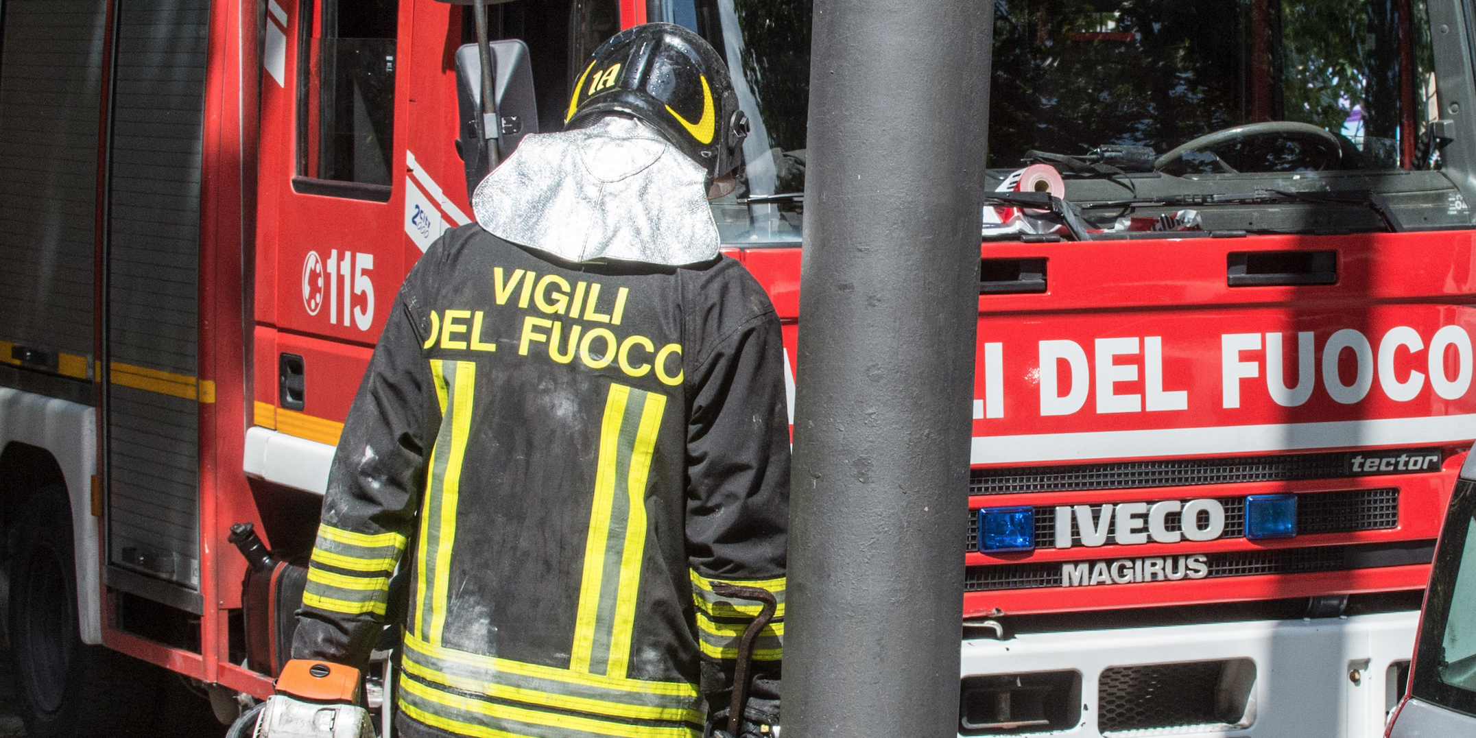 Incendiati rifiuti nel quartiere Cep di Palermo: necessario l’intervento dei vigili del fuoco