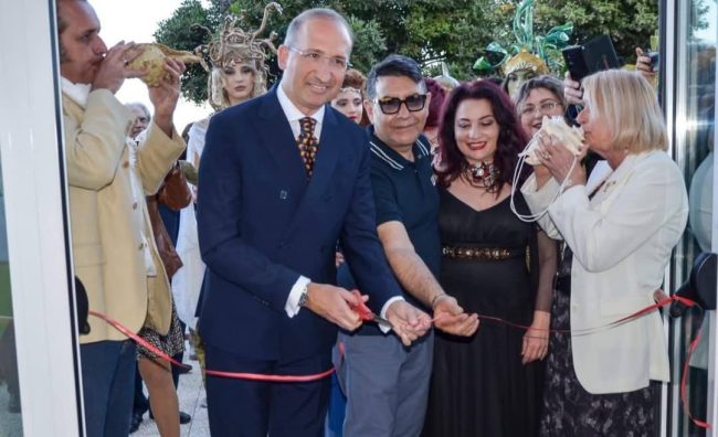 Arte, storia e moda al vernissage “Miti e Leggende” dell’Associazione Arte No Stop: la Sicilia tra mito e bellezza