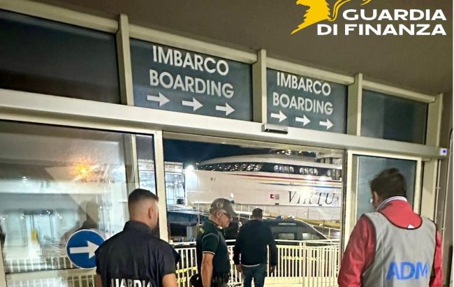 Carne, fucili e munizioni: il maxi sequestro al porto di Pozzallo
