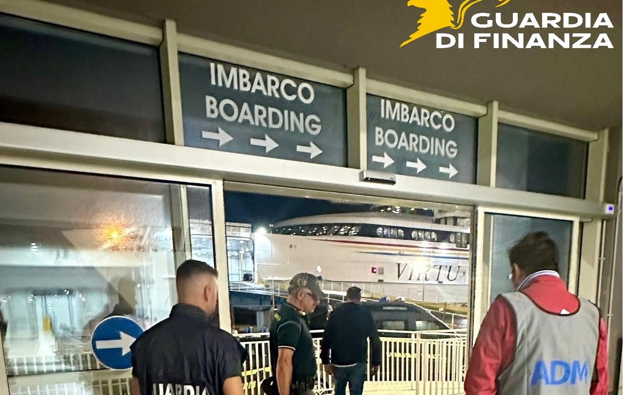 Carne, fucili e munizioni: il maxi sequestro al porto di Pozzallo