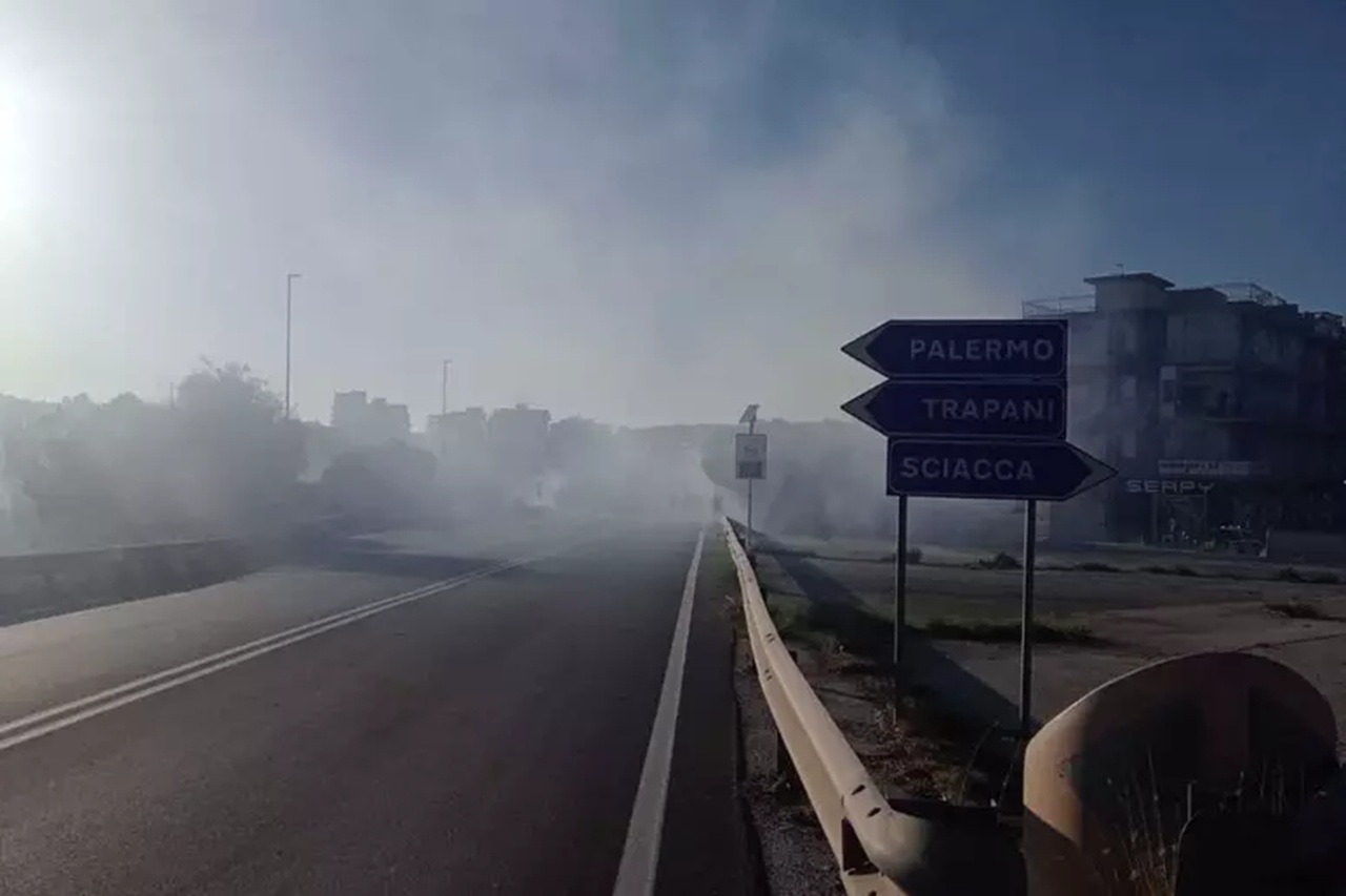 Fiamme lungo la statale 115, paura per un deposito agricolo a Sciacca