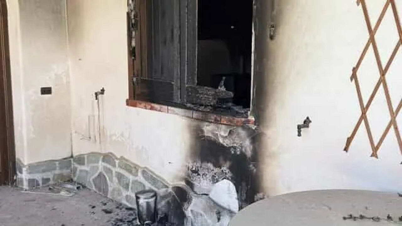 Palermo, incendio doloso alla sede dell’associazione “Il Sottomarino”