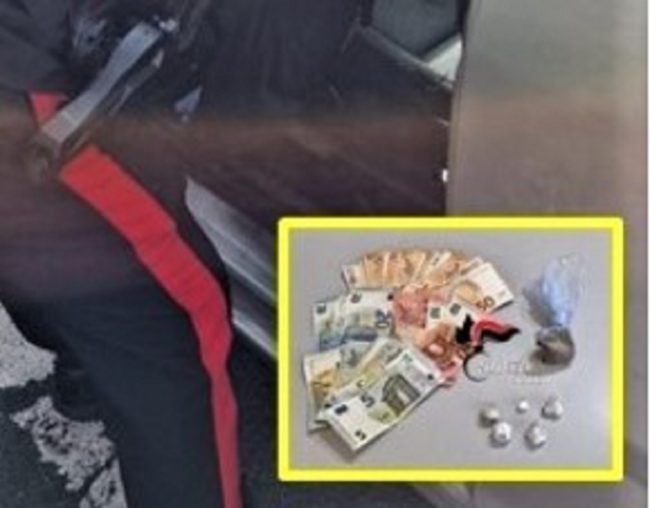 Due cugini legati dalla droga: beccati in auto con cocaina ed erba