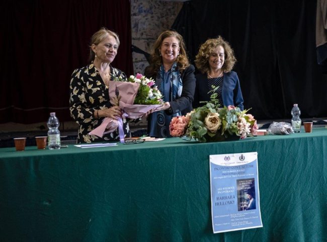 Gli studenti dell’Istituto “Rapisardi” di Paternò incontrano l’autrice Barbara Bellomo