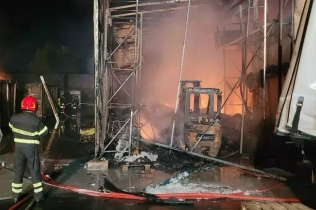 Incendio in un’azienda di rifiuti speciali a Carini: accertamenti in corso