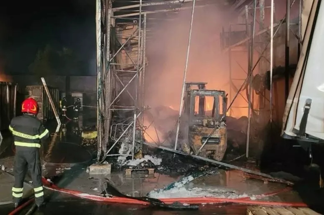 Incendio in un’azienda di rifiuti speciali a Carini: accertamenti in corso