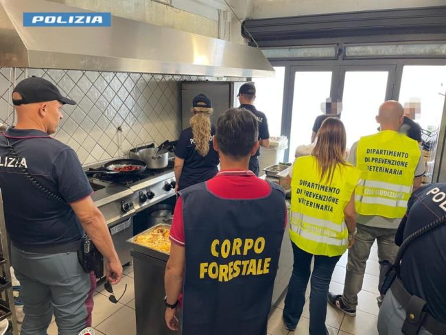 Catania, lavoratori in nero e pesce surgelato non tracciato in un bar di corso Indipendenza