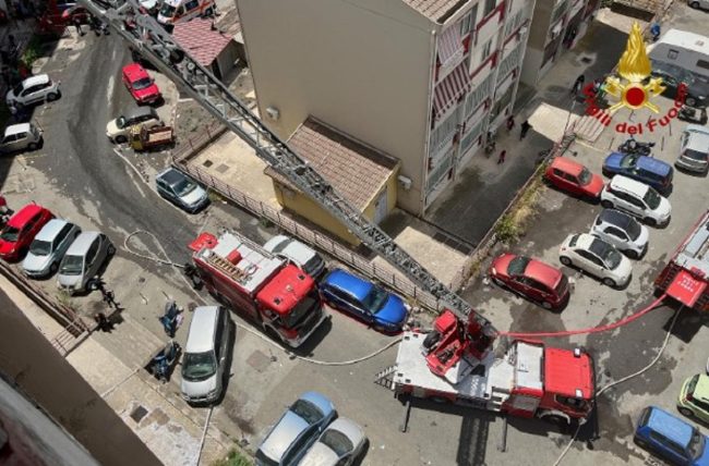 In fiamme un appartamento di Librino: dentro c’erano una donna e un bambino