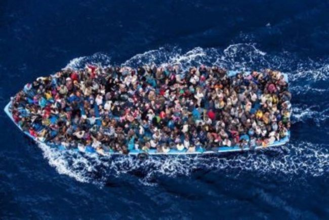 Morta una giovane migrante ustionata per un’esplosione sul barcone giunto a Lampedusa