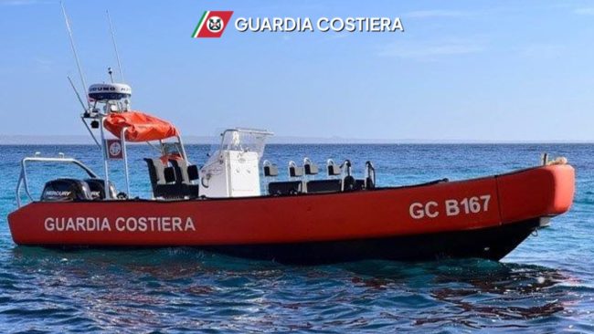 Favignana, barca alla deriva vicino agli scogli: due persone salvate dalla Guardia Costiera