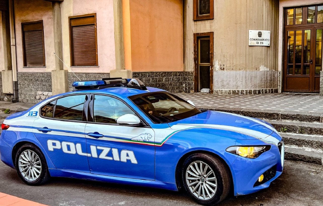 Tampona un minorenne in scooter e lo prende a calci: la “vendetta” a Biancavilla