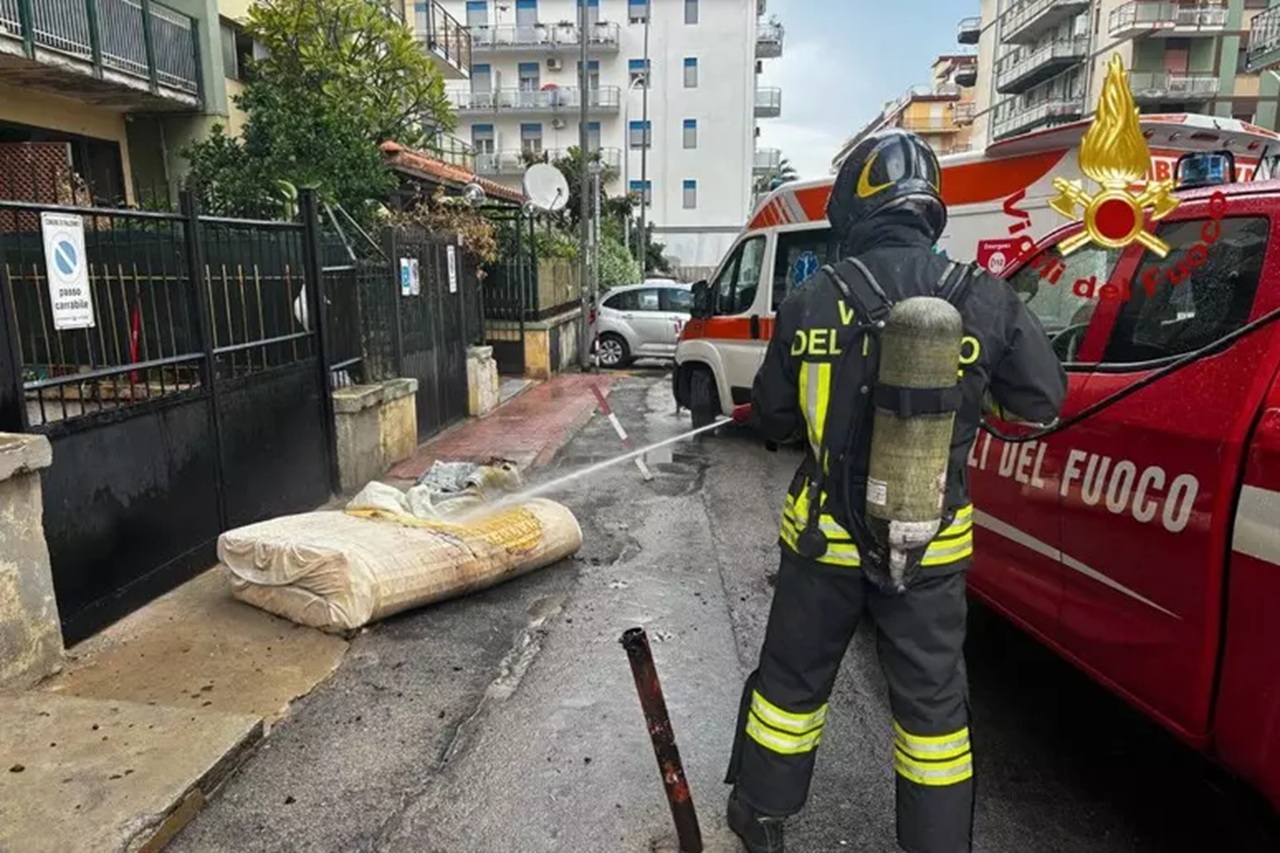 Incendio in via Cesare Bione a Palermo: anziana soccorsa e trasportata in ospedale