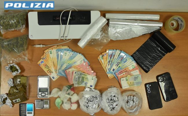 Ragusa, arrestato pusher: sequestrati cocaina, crack, hashish e oltre 2mila euro