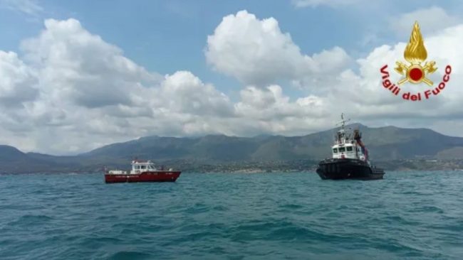 Rimorchiatore a fuoco nelle acque di Porticello