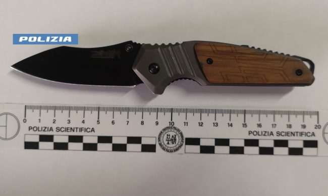 Adrano, “se non mi dai i soldi, ti brucio la casa”: 43enne minaccia l’anziana madre con un coltello