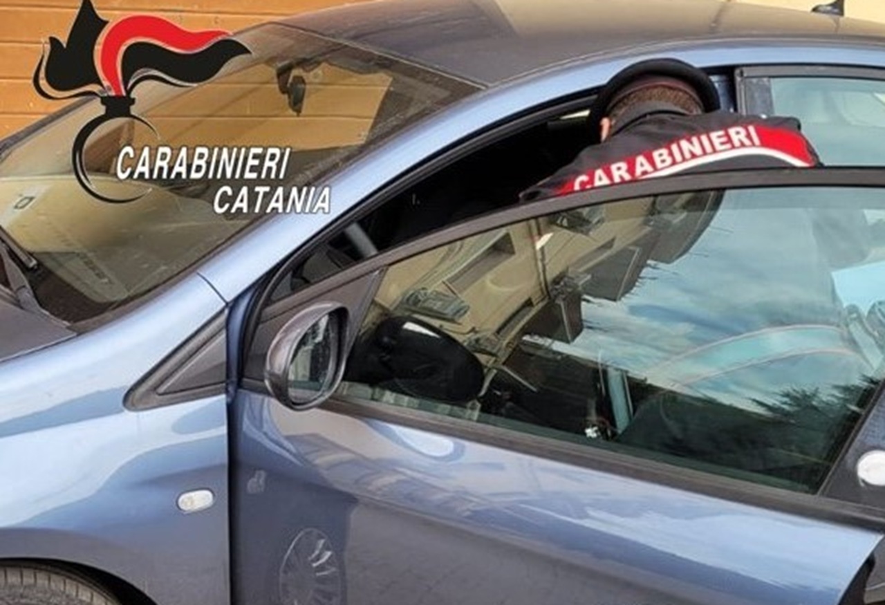 Cerca di sfuggire a un controllo, ma viene fermato dai carabinieri con cocaina e hashish