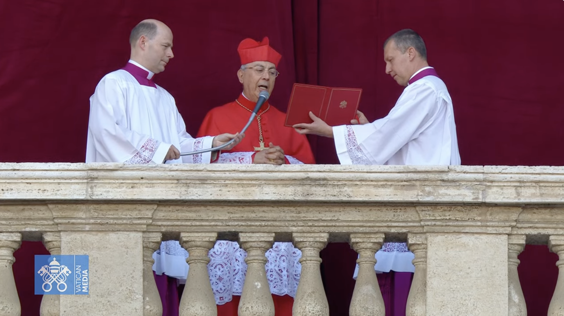 “Habemus Papam”, la terza fumata è bianca – LA DIRETTA
