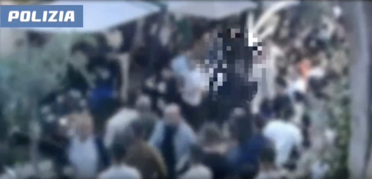 Noto, rissa con spari durante l’Infiorata: arresti convalidati, locale chiuso – VIDEO