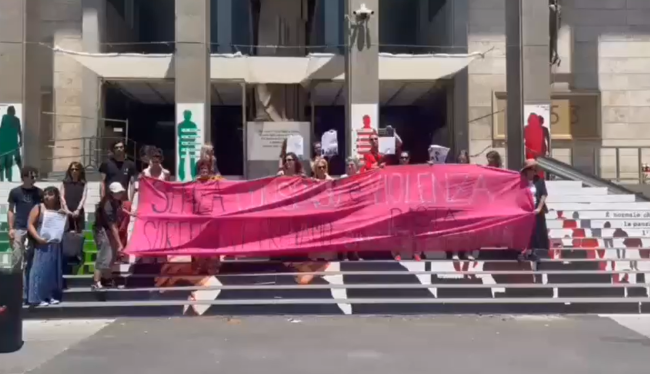 “Senza consenso è violenza”: a Catania l’occupazione simbolica delle scale del Tribunale