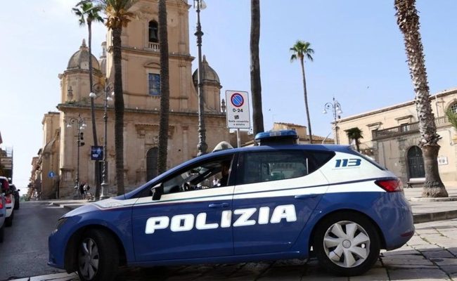 Vittoria, 23enne arrestato per incendio doloso: bruciata l’auto di un cittadino tunisino