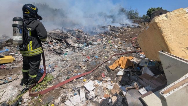 Misterbianco, rogo di rifiuti nel terreno di una proprietà privata