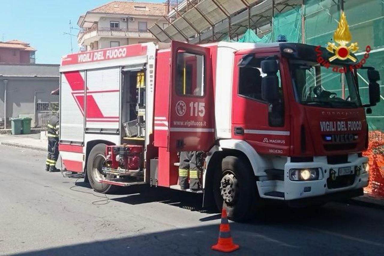 Incendio ad Acireale, camera da letto in fiamme