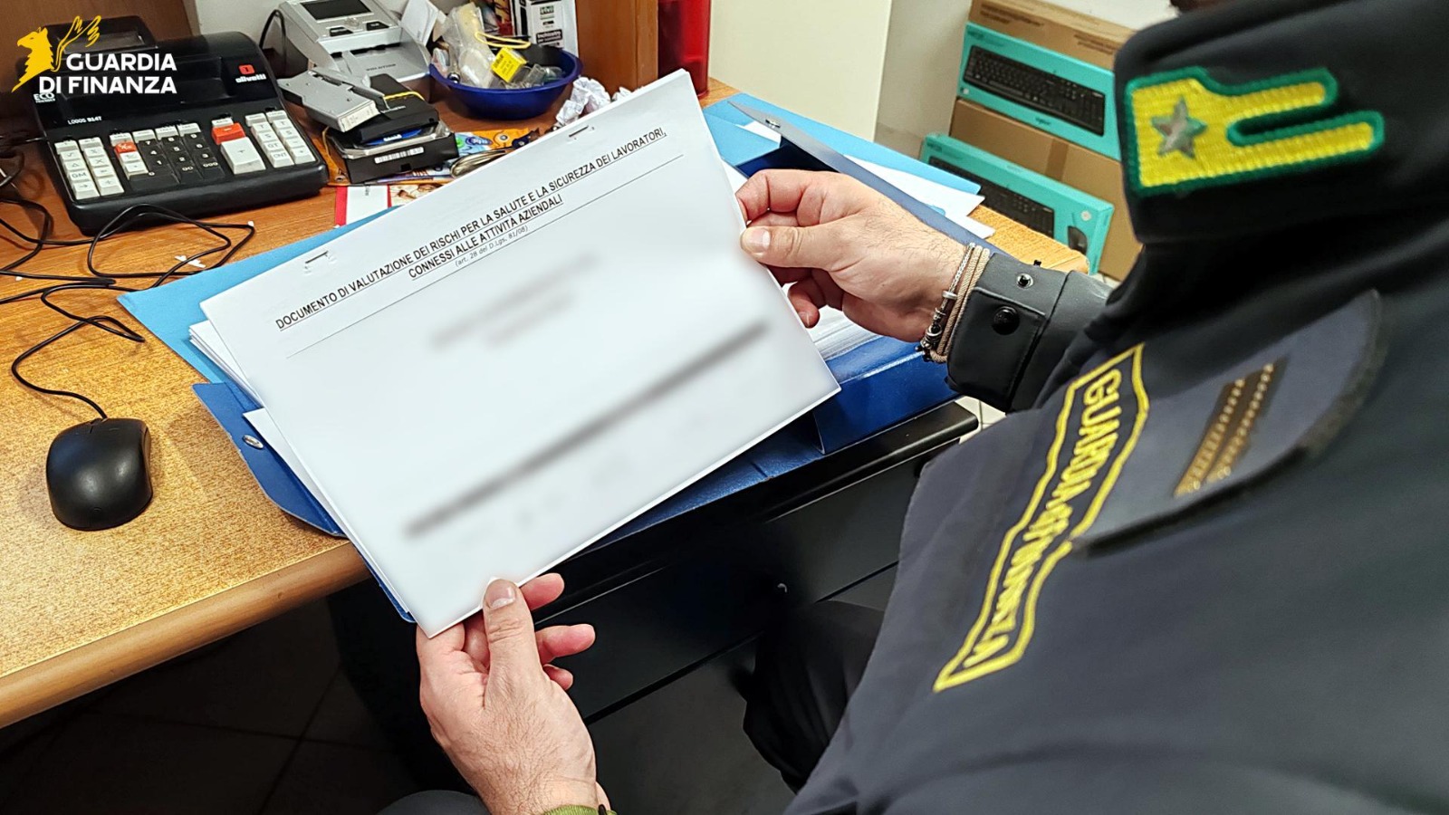 Dipendenti sfruttati in un supermercato del Catanese, due arresti per caporalato