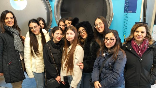 Le studentesse del Gemmellaro di Catania alla scoperta dei colori naturali: scienza, sostenibilità e creatività in un progetto STEM
