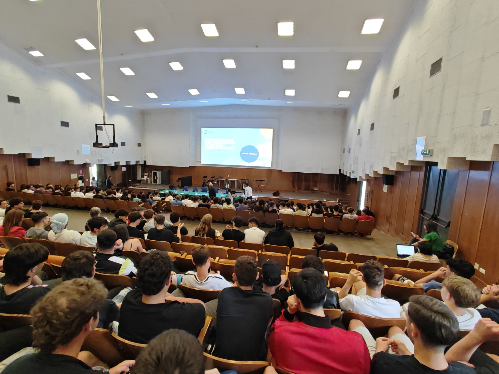 Visita dell’Arcivescovo Mons. Luigi Renna all’ITI Cannizzaro: dialogo, musica e riflessioni con gli studenti