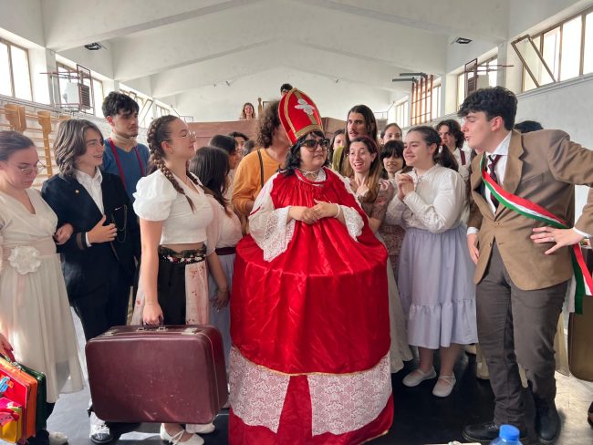 “Aggiungi un posto a tavola”: gli studenti dello Spedalieri in scena lunedì 26 maggio all’Ambasciatori con una lezione di bellezza, solidarietà e musica