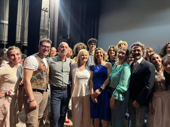 Cronaca di un successo annunciato: il Liceo Spedalieri incanta il Teatro Ambasciatori con “Aggiungi un posto a tavola”