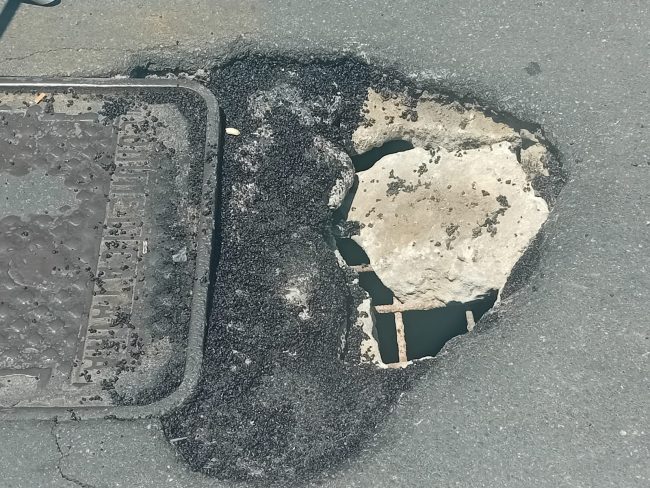 “Voragine” in piazza Ettore Majorana. La denuncia di Asia Usb: “Disagi per passeggeri Amts”