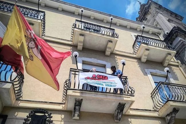 “A Gaza è in atto un genocidio”: il sindaco di Aci Sant’Antonio espone uno striscione al Municipio