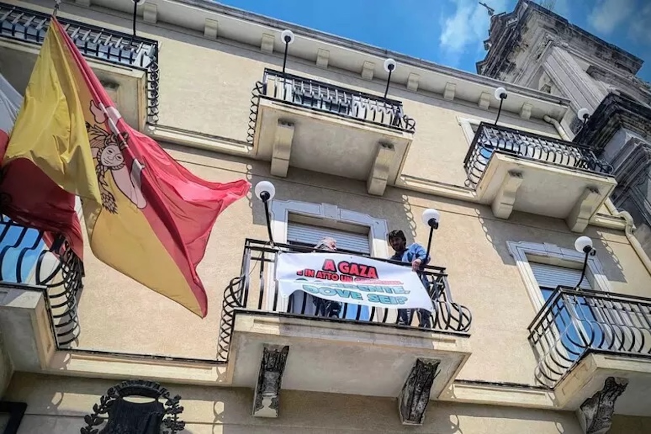 “A Gaza è in atto un genocidio”: il sindaco di Aci Sant’Antonio espone uno striscione al Municipio