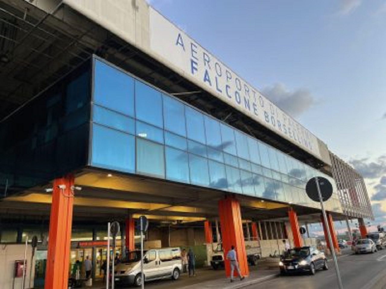 Palermo, spento l’incendio che nelle scorse ore ha gettato l’aeroporto cittadino nel panico