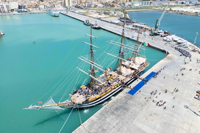 Amerigo Vespucci, membro della protezione civile cade in mare