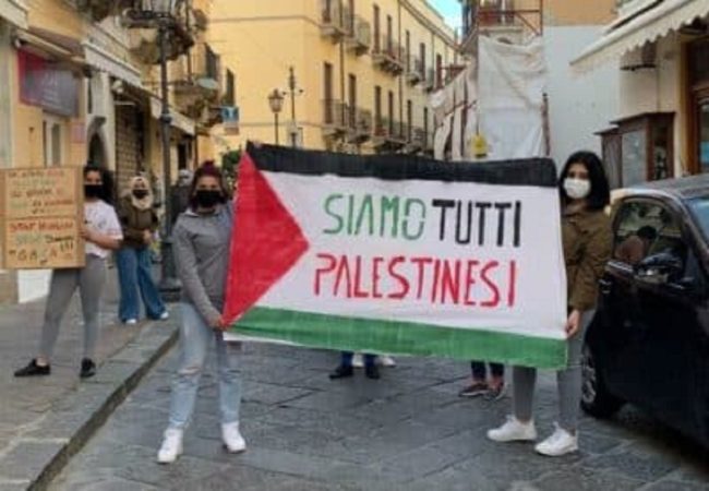 Saluto fascista durante manifestazione per la Palestina: denunciata una donna di Sciacca